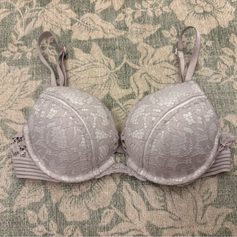 Victoria's Secret White Lace Bombshell Bra in 32A